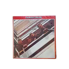 Foto de um(a) ​LP duplo The Beatles, da categoria de LPs ou Discos de Vinil. LP duplo The Beatles / 1962-1966 de 1973, em perfeito estado, apenas um lado de um dos discos com um ponto com sujidade. Vendido no marketplace Trésors.