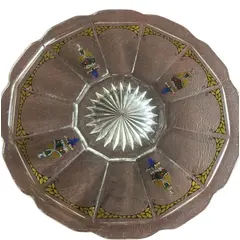 Foto de um(a) Antigo Centro De Mesa Em Cristal Francês Com Cenas Galantes, da categoria de Centro de mesa. Cristal francês com linda pintura de damas antigas feita à mão. Em perfeito estado!Diâmetro: 29cm. Vendido no marketplace Trésors.