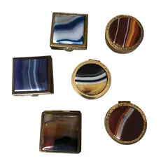 Foto de um(a) Coleção Com 6 Caixinhas Porta Comprimido Com Pedra Ágata, da categoria de Cestos e Caixas. Conjunto com 6 caixinhas de coleção ou porta comprimidos, com armação em metal dourado, e tampa com legítima pedra... Vendido no marketplace Trésors.