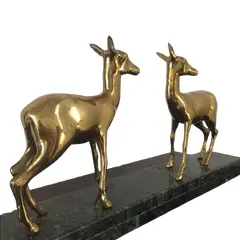 Foto de um(a) Antiga Escultura Francesa Alces Veados Em Bronze Art Deco, da categoria de Escultura. Imponente e perfeito bloco Art Deco com figuras de veados em bronze, base em mármore italiano. França, meados de... Vendido no marketplace Trésors.