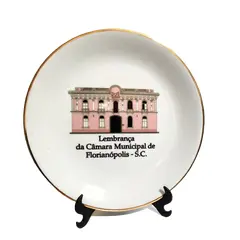 Foto de um(a) Prato Florianópolis, da categoria de Pratos Decorativos. Prato decorativo em porcelana policromada com filete em ouro, homenageando a câmara municipal de florianópolis, sc, década... Vendido no marketplace Trésors.