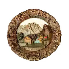 Foto de um(a) Prato em Gesso, Joinville-Santa, Década de 1940, da categoria de Pratos Decorativos. Prato em gesso policromado com pintura em relevo, típica alemã, e moldura com arabescos em dourado envelhecido. Com... Vendido no marketplace Trésors.