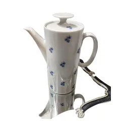 Foto de um(a) Bule de Café Miosótis Anos 70, da categoria de Bules. Bule de café em porcelana branca com miosótis azul cobalto, década de 1970, sem marca do fabricante. A: 23 cm C da asa ao... Vendido no marketplace Trésors.