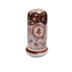 Foto de um(a) Paliteiro Japonês em Porcelana Policromada, Década de 1990, da categoria de Paliteiros. Paliteiro japonês em porcelana policromada escrito em kani com ideograma vida, década de 1990.A: 9 cm / Diâmetro: 3,7 cm... Vendido no marketplace Trésors.
