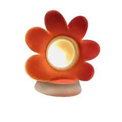 Foto de um(a) Luminária Flor Imaginarium, Década de 1990, da categoria de Abajures. Luminária flor de mesa, em resina nas cores bege, amarela e laranja com lâmpada 220 w. Da marca imaginarium dos anos 1990. ... Vendido no marketplace Trésors.