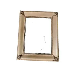 Foto de um(a) Porta Retrato Alumínio Anodizado, Metalúrgica Clax, Década 1980, da categoria de Porta retratos. Porta retrato de mesa em alumínio anodizado na cor ouro velho com cantoneiras em relevo. Não acompanha foto. Vidro e o... Vendido no marketplace Trésors.