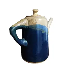 Foto de um(a) Bule Cerâmica Esmaltada anos 80, da categoria de Bules. Bule em cerâmica de alta temperatura nas cores bege e azul cobalto com assinatura no fundo da peça, década de 1980 Mede: 20... Vendido no marketplace Trésors.