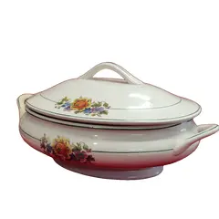 Foto de um(a) Sopeira Motivo Floral, Marca Paraná, Década de 1940, da categoria de Terrinas de sopa. Sopeira em cerâmica branca com estampa motivo floral, filetada em verde, da marca paraná, década de 1940 apresenta marcas do... Vendido no marketplace Trésors.
