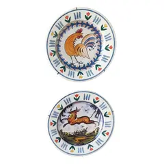 Foto de um(a) Pratos Cerâmica Oxford, Década de 2000, da categoria de Pratos Decorativos. Dois pratos rasos de cerâmica oxford dos anos 2000 com decoupage espanholas de um galo e outro de cervo, com suporte para... Vendido no marketplace Trésors.