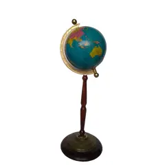 Foto de um(a) Globo Madeira e Latão, da categoria de Globos. Globo terrestre com base em madeira torneada e latão, haste dourada. Peso: 330g A: 44 cm D globo: 13cm D base: 16 cm. Vendido no marketplace Trésors.