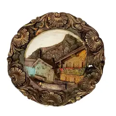 Foto de um(a) Prato em Gesso Estilo Alemão, Década de 1940, da categoria de Pratos Decorativos. Prato em gesso policromado com pintura em relevo, típica alemã, e moldura com arabescos em dourado envelhecido, década de... Vendido no marketplace Trésors.