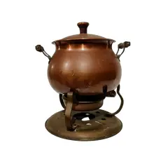 Foto de um(a) Panela de Fondue em Cobre, Math Hamac, Década de 1960, da categoria de Panelas. Panela para fondue em cobre, tampa com puxador em cobre e jacarandá e alças em latão com jacarandá. Rechaud em latão e... Vendido no marketplace Trésors.