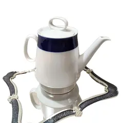 Foto de um(a) Bule Porcelana Schmidt 70'S, da categoria de Bules. Bule em porcelana branca com faixa azul cobalto, década de 1970 marca schimidtA: 20 cm Diâmetro menor: 10,5 cm Diâmetro... Vendido no marketplace Trésors.