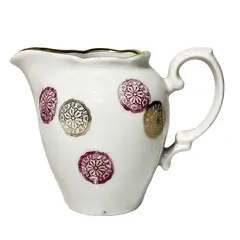 Foto de um(a) Cremeira Renner Anos 70, da categoria de Cremeiras. Cremeira em porcelana policromada brasileira com filete em ouro, da marca renner, década de 1970.A: 9 cm / Diâmetro: 7 cm... Vendido no marketplace Trésors.