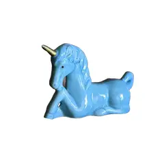Foto de um(a) Unicórnio Azul Anos 80, da categoria de Modelos e estatuetas. Unicórnio azul em porcelana chinesa monocromática, década de 1980 A: 7 cm / L: 10 cm / P: 3,5 cm Peso: 95 g. Vendido no marketplace Trésors.