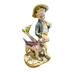 Foto de um(a) Biscuit Italiano Menino e Cão, Década de 1980, da categoria de Modelos e estatuetas. Biscuit italiano policromada dos anos 1980. A: 23 cm / L: 11 cm / P: 15 cm / Peso: 650 g. Vendido no marketplace Trésors.