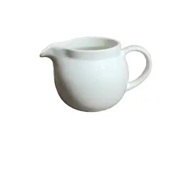 Foto de um(a) Cremeira Porcelana Australian Fine China, Década de 2000, da categoria de Cremeiras. Cremeira em porcelana branca lisa, década de 2000 australian fine china procedência australiana. A: 8,5cmL alça até o bico:... Vendido no marketplace Trésors.