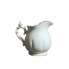 Foto de um(a) Cremeira Porcelana Branca Wolff, Década de 2010, da categoria de Cremeiras. Cremeira em porcelana branca lisa levemente canelada, com filete em ouro na borda e alça e detalhe de rosa na cor rosa,... Vendido no marketplace Trésors.