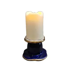 Foto de um(a) Castiçal em Porcelana Azul Cobalto com Filete Dourado, Década de 1940, da categoria de Castiçais. Castiçal em porcelana azul cobalto com filete dourado. Podendo ser usados dos dois lados, década de 1940 A: 6 cm Diâmetro... Vendido no marketplace Trésors.