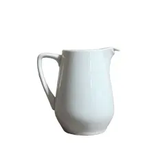 Foto de um(a) Cremeira Porcelana Steatita, Década de 1940, da categoria de Cremeiras. Cremeira em porcelana branca lisa, década de 1940 porcelana steatita. A: 10cmL alça até o bico: 11cm D: 8cm. Vendido no marketplace Trésors.