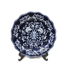 Foto de um(a) Prato em Porcelana Azul e Branca, Década de 1980, da categoria de Pratos Decorativos. Prato em porcelana azul e branca com folhas e arabescos e borda ondulada, bem característico das porcelana turcas, década de... Vendido no marketplace Trésors.