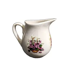 Foto de um(a) Cremeira Flower Anos 60, da categoria de Cremeiras. Cremeira em porcelana com adesivo (figurinha de passar), década de 1969 sem marca de fabricante, comum na época. A: 8 cm /... Vendido no marketplace Trésors.