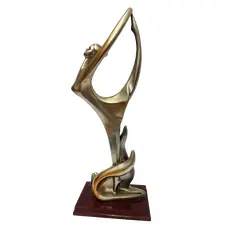 Foto de um(a) Escultura Resina Italiana, Década de 1990, da categoria de Escultura. Escultura em resina italiana com pátina prata e sombras em dourado e base também em resina, década de 1990. A: 34,5 cm / L:... Vendido no marketplace Trésors.