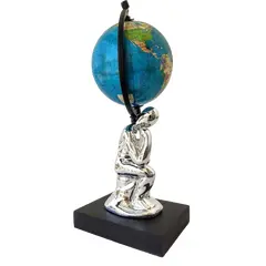 Foto de um(a) O Pensador Prata, da categoria de Globos. O Pensador prata globo terrestre o pensador em porcelana prata e base em madeira ebanizada. Peça única pelo designer... Vendido no marketplace Trésors.