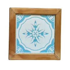 Foto de um(a) Descansa Panelas Azulejo anos 80, da categoria de Apoio de panela. Descansa panelas com azulejo azul claro e branco, moldura e pézinhos em madeira clara, década de 1980. Mede: 20 x 20 x 3,5... Vendido no marketplace Trésors.