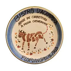 Foto de um(a) Prato Decorativo Anos 2000 Bistrô Dacampora, da categoria de Pratos Decorativos. Prato em cerâmica com nome de restaurante da região sul do brasil. Florianópolis, bistrô dacampora colorido e com design... Vendido no marketplace Trésors.
