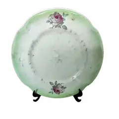 Foto de um(a) Prato Floral São Caetano Anos 40, da categoria de Pratos Decorativos. Prato em porcelana brasileira são caetano, com pintura floral e degradê verde na borda, década de 1940. Diâmetro: 18 cm... Vendido no marketplace Trésors.