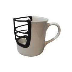 Foto de um(a) Mug Castiçal, da categoria de Castiçais. Castiçal ou palmatória: em porcelana branca com grade em metal suporte para vela em porcelana. Releitura de uma caneca,... Vendido no marketplace Trésors.