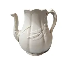 Foto de um(a) Bule Jg Meakin Hanley England Anos 20, da categoria de Bules. Bule inglês em porcelana branca com trigos em relevo sem tampa e trincado mas com muita vontade de viver, podendo ser... Vendido no marketplace Trésors.