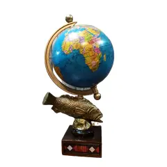 Foto de um(a) Globo Terrestre Latão e Marchetaria anos 70, da categoria de Globos. Globo terrestre de mesa com globo giratório e envelhecido com base de peixe em latão e madeira com marchetaria adesivada... Vendido no marketplace Trésors.