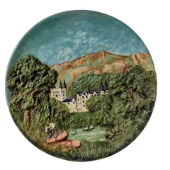 Foto de um(a) Prato de Parede Alemão Anos 70, da categoria de Pratos Decorativos. Prato de parede em terracota policromada e em relevo, década de 1970, procedência alemã motivo: cena de paisagem D: 34,5cm... Vendido no marketplace Trésors.