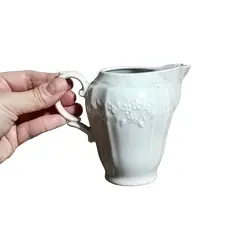 Foto de um(a) Cremeira em Porcelana Branca, Tânia Bulhões, Década de 1990, da categoria de Cremeiras. Cremeira em porcelana branca canelada com relevo de flores, década de 1990 marca: tania bulhões home. *com bico restaurado,... Vendido no marketplace Trésors.
