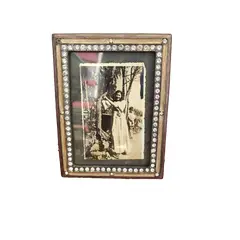 Foto de um(a) Porta Retrato Metal e Strass 00'S, da categoria de Porta retratos. Porta retrato em metal com strass, década de 2000 A: 15 cm L: 11 cm peso: 240 g. Vendido no marketplace Trésors.