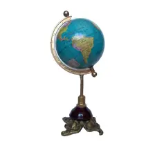 Foto de um(a) Globo Latão, da categoria de Globos. Globo terrestre com base em latão e madeira Peso: 790g A: 33 cm D: 13cm. Vendido no marketplace Trésors.