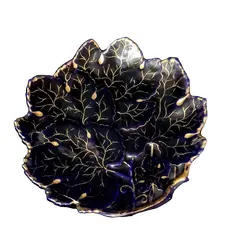 Foto de um(a) Prato Cobalto e Ouro ano 95, da categoria de Pratos Decorativos. Prato em porcelana em forma de folha na cor azul cobalto com ouro. Assinado: regina, 1995 Diâmetro 26 cm / A: 3 cm peso:... Vendido no marketplace Trésors.