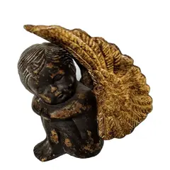 Foto de um(a) Castiçal Anjo em resina Anos 80, da categoria de Castiçais. Castiçal de anjo em resina com pátina dourada envelhecida, década de 1980. A: 13cmL: 10cmP: 10cm Peso: 448g. Vendido no marketplace Trésors.