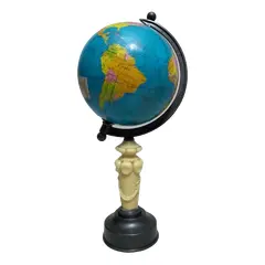 Foto de um(a) Globo Latão e Marfim, da categoria de Globos. Globo terrestre com base latão oxidado e baquelite marfim na haste. Peça única pelo designer marcelus ribas.D: 13cm / A:... Vendido no marketplace Trésors.