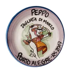 Foto de um(a) Prato Decorativo Peppo Cucina, Porto Alegre, 2017, da categoria de Pratos Decorativos. Prato em cerâmica com nome de restaurante da região sul do país. Peppo cucina, porto alegre, 2009 pintura à mão com design... Vendido no marketplace Trésors.