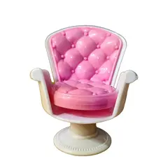 Foto de um(a) Mini Cadeirinha Pink Barbie, Década de 1990, da categoria de Modelos e estatuetas. Miniatura de cadeira em acrílico rosa com capitone e estrutura giratória na cor bege, década de 1990 h: 12,4 cm l: 10,6 cm... Vendido no marketplace Trésors.