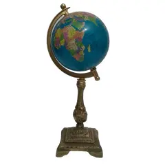 Foto de um(a) Globo Terrestre Latão, da categoria de Globos. Globo latão: globo terrestre com base em latão fundido. Peça única pelo designer Marcelus Ribas.A: 26cm Base: 8 x 8cm Peso:... Vendido no marketplace Trésors.