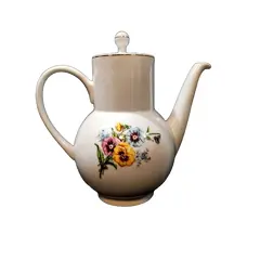 Foto de um(a) Bule Karsten Porcelana Schmidt Anos 70, da categoria de Bules. Bule em porcelana schmidt branca policromada com filete em ouro e com propagana da loja karsten ltda, década de 1970 peça de... Vendido no marketplace Trésors.