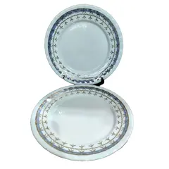 Foto de um(a) Conjunto Steatita anos 70, da categoria de Pratos. Combo com dois prato de bolo em porcelana steatita com filete em ouro, década de 1970. Diâmetro: 19 cmPeso: 527 g. Vendido no marketplace Trésors.
