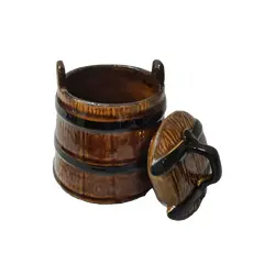 Foto de um(a) Pote de Farinha Cerâmica Vitrificada Anos 40, da categoria de Garrafas, potes e jarros. Pote de farinha em cerâmica vitrificada na forma de tina com tampa, década de 1940 A: 14 cm / Diâmetro maior: 13,5 cm /... Vendido no marketplace Trésors.