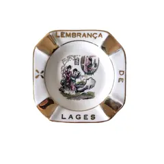 Foto de um(a) Cinzeiro Porcelana Anos 60, da categoria de Cinzeiros e coletores. Cinzeiro em porcelana policromada da marca condessa de blumenau-sc com detalhes em ouro, cena de japonesas com seus... Vendido no marketplace Trésors.