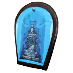 Foto de um(a) Porta Retrato Madeira e Vidro Anos 40, da categoria de Porta retratos. Porta retrato em madeira com vidro aparafusado e suporte em metal da casa pieper, joinville-sc, década de 1940.A: 21 cm / L:... Vendido no marketplace Trésors.