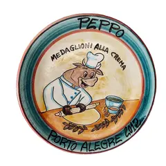 Foto de um(a) Prato Decorativo Peppo Cucina, Porto Alegre, 2012, da categoria de Pratos Decorativos. Prato em cerâmica com nome de restaurante da região sul do país. Peppo cucina, porto alegre, 2012. Pintura à mão com design... Vendido no marketplace Trésors.